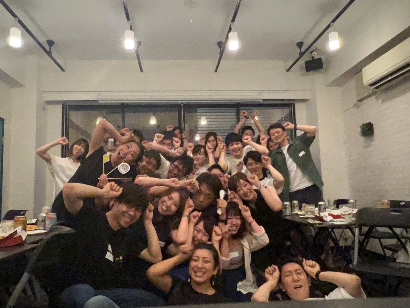 お店で集合写真を撮るたくさんのメンバー